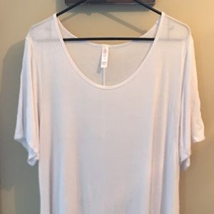 Women’s 2XL white LuLaRoe Perfect Tee.